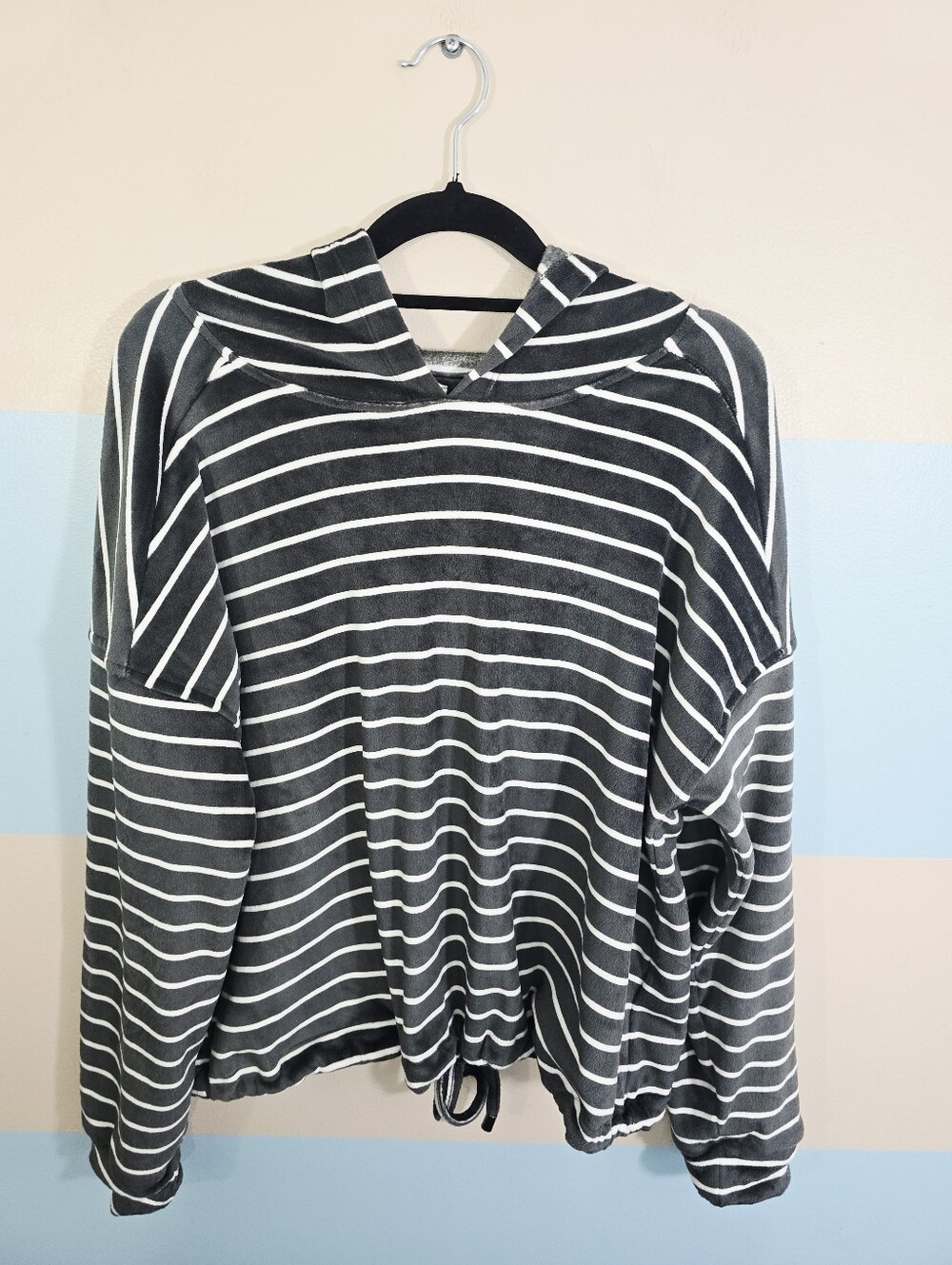 Cable & Gauge Ovetsized Gray and White Striped Hooded Pullover - Picture 4 of 7